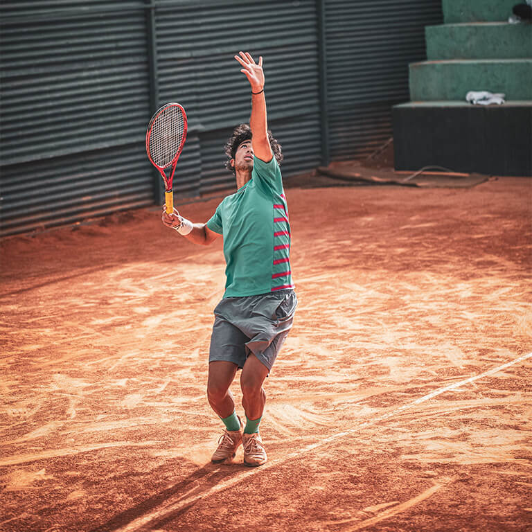 Tennisspieler macht einen Aufschlag